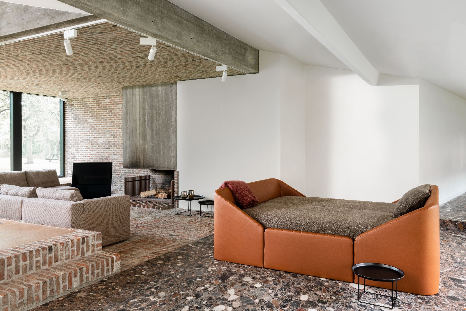Oranje design bed ontworpen door Alain Berteau