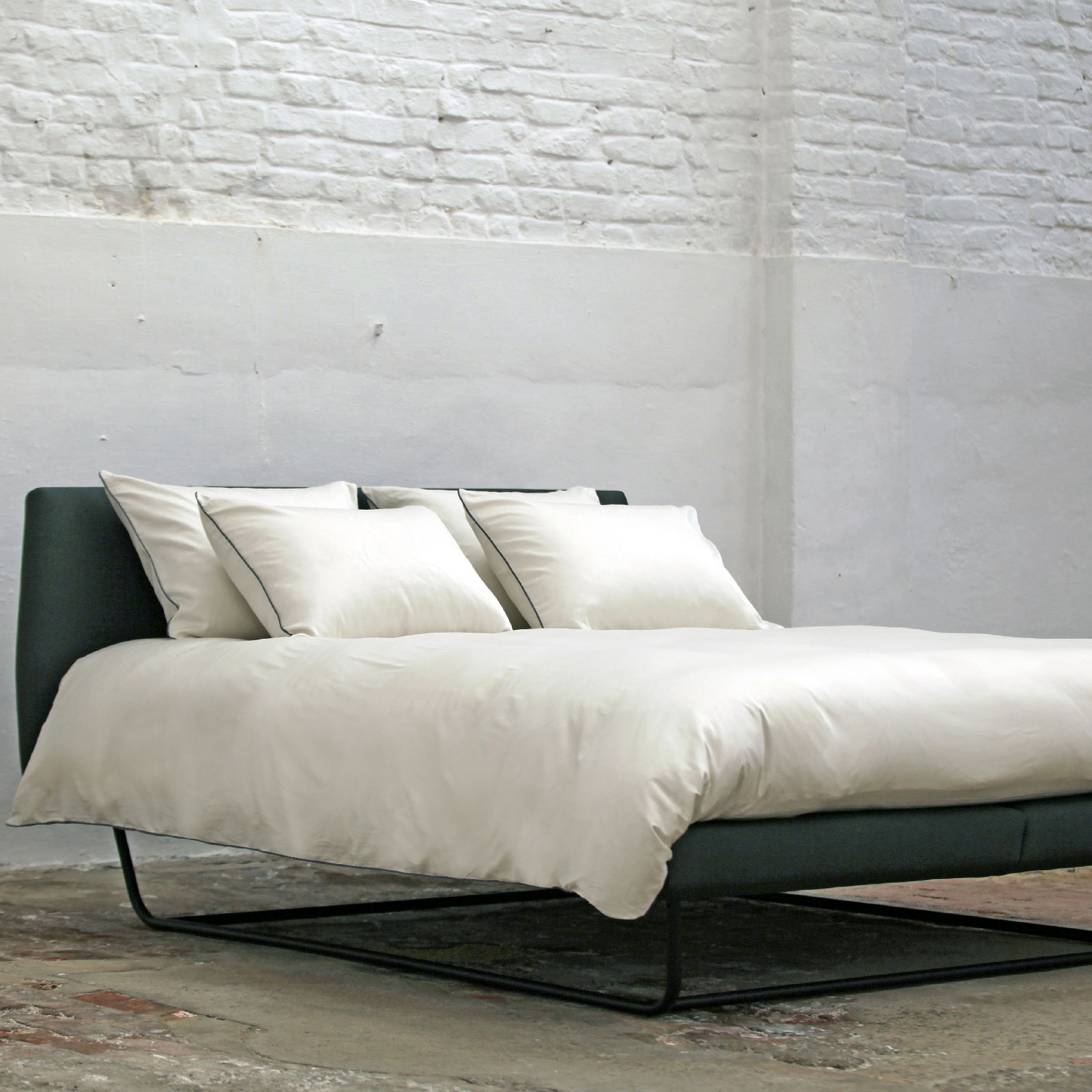 design bed stalen buispoten groene stof